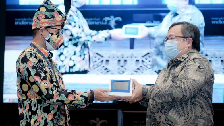 Penyerahan GeNose untuk Kemenparekraf Menteri Pariwisata dan Ekonomi Kreatif (Menparekraf) Republik Indonesia, Sandiaga Salahuddin Uno usai berdiskusi dengan Menteri Riset dan Teknologi/ Kepala Badan Riset dan Inovasi Nasional, Bambang Permadi Soemantri Brodjonegoro di Aula Soesilo Soedarman, Gedung Sapta Pesona, Jalan Medan merdeka Barat, Gambir, Jakarta Pusat pada Selasa (9/2/2021).