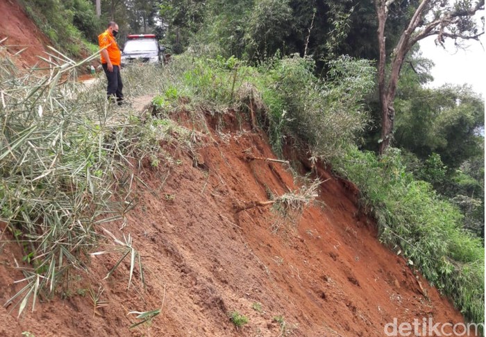 Pergerakan tanah terjadi di Desa Rawabelut, Kecamatan Sukaresmi, Kabupaten Cianjur.