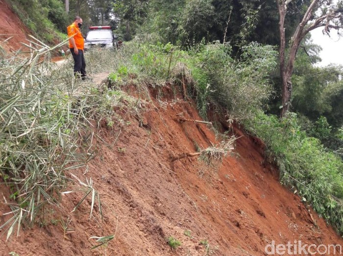 Pergerakan tanah terjadi di Desa Rawabelut, Kecamatan Sukaresmi, Kabupaten Cianjur.