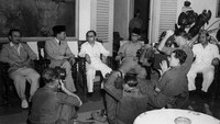 Momen jurnalis asing meliput Presiden Soekarno dan Wakil Presiden Mohammad Hatta di Istana Merdeka Jarkarta, sekitar tahun 1945. Keputusan Presiden Soeharto pada 23 Januari 1985 itu menyebutkan bahwa pers nasional Indonesia mempunyai sejarah perjuangan dan peranan penting dalam melaksanakan pembangunan sebagai pengamalan Pancasila. Getty Images/Keystone  