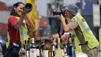 Terkadang rutinitas dalam peliputan membuat jenuh apapun bisa dilakukan untuk mengusirnya seperti terlihat dalam foto di atas. Istimewa
