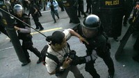 Resiko bentrok dangn aparat terkadang tidak bisa dihindarkan dalam peliputan aksi unjuk rasa. Hari Pers Nasional bermakna lebih luas dari hari ulang tahun Persatuan Wartawan Indonesia. Dalam karya pers, wartawan selalu akan menempati peranan sentral dan pokok, namun tidak lagi sendirian. Posisinya yang sentral dan pokok hanya berkembang secara optimal apabila dalam kerja sama dengan karyawan di berbagai bidang yang kini menjadi bagian-bagian integral dari lembaga bernama pers. Dok. PFI