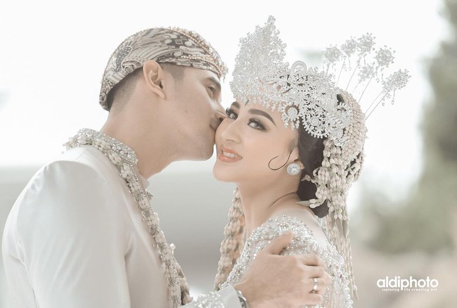 Sebagai pengantin Sunda, penampilan Margin Wieheerm dilengkapi dengan hiasan kepala berupa siger. Adapun siger yang dipakai Margin merupakan rancangan desainer kondang Rinaldy A. Yunardi. (Foto: Aldi Photography via Instagram/@marginw)