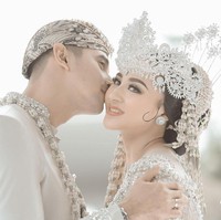 Sebagai pengantin Sunda, penampilan Margin Wieheerm dilengkapi dengan hiasan kepala berupa siger. Adapun siger yang dipakai Margin merupakan rancangan desainer kondang Rinaldy A. Yunardi. (Foto: Aldi Photography via Instagram/@marginw)