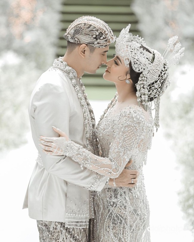 Penyanyi Margin Wieheerm dan aktor Ali Syakieb menikah dengan menggunakan adat Sunda. Untuk prosesi akad, Margin memakai kebaya bernuansa perak yang penuh brokat dari Ancha Wedding. (Foto: Aldi Photography via Instagram/@marginw)