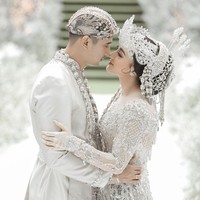 Penyanyi Margin Wieheerm dan aktor Ali Syakieb menikah dengan menggunakan adat Sunda. Untuk prosesi akad, Margin memakai kebaya bernuansa perak yang penuh brokat dari Ancha Wedding. (Foto: Aldi Photography via Instagram/@marginw)