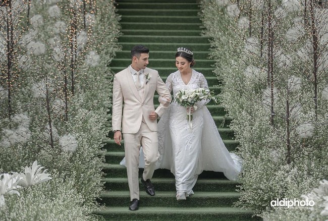 Di hari pernikahannya dengan Ali Syakieb, Margin juga tampil bak putri salju dalam balutan gaun putih karya Anaz Khairunnas.  (Foto: Aldi Photography via Instagram/@marginw)