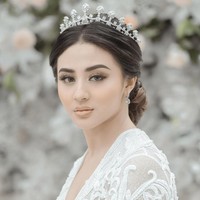 Gaun tersebut hadir dengan neckline V yang menginjeksikan kesan seksi. Tampak sebuah mahkota iku menyempurnakan gaya Margin Wieheerm di hari bahagianya. (Foto: Aldi Photography via Instagram/@marginw)