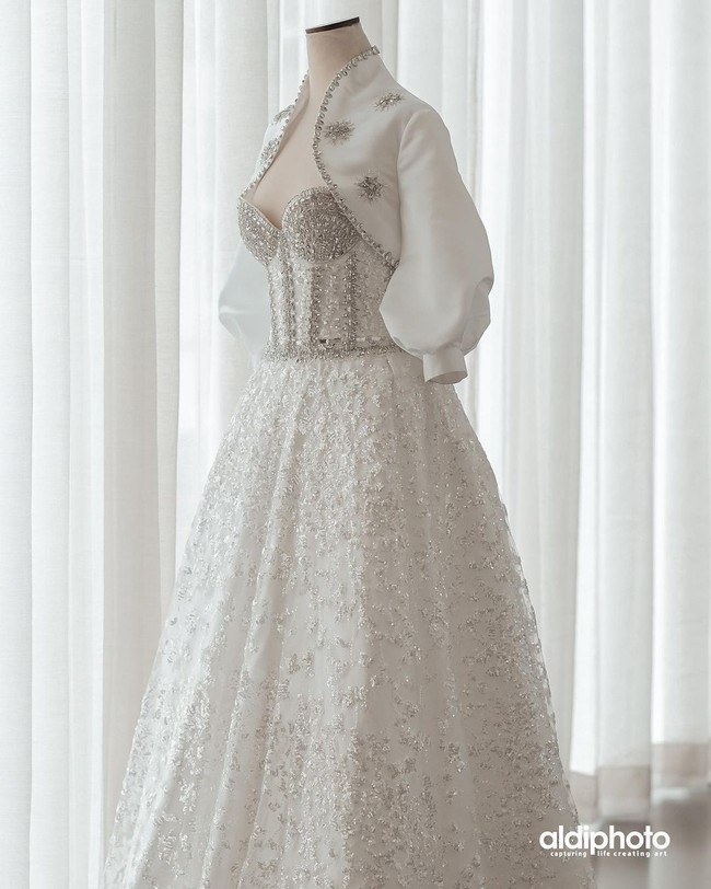 Selain kebaya akad, terdapat pula busana lain yang dipakai Margin Wieheerm di acara pernikahannya. Salah satunya gaun pengantin buatan Asky Febrianti ini. (Foto: Aldi Photography via Instagram/@marginw)