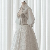 Selain kebaya akad, terdapat pula busana lain yang dipakai Margin Wieheerm di acara pernikahannya. Salah satunya gaun pengantin buatan Asky Febrianti ini. (Foto: Aldi Photography via Instagram/@marginw)