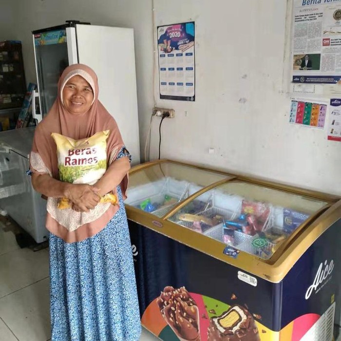 Perusahaan es krim di Indonesia, Aice ikut berkontribusi menekan angka penyebaran COVID-19 dengan menggerakkan para pemilik toko dan warung menjadi relawan COVID-19.