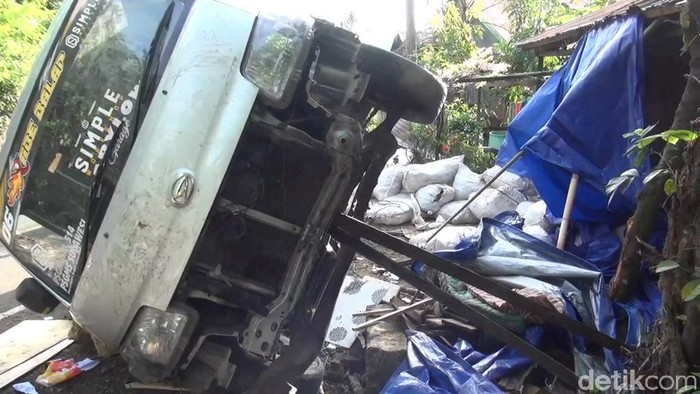 Pikap terguling setelah menyeruduk tenda pengungsi gempa di Mamuju, Sulbar. Seorang warga koma akibat kecelakaan tersebut (Abdy Febriady/detikcom)