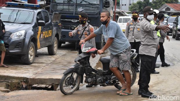 Polresta Jayapura Kota menggelar razia di 5 titik dan mengamankan 83 sepeda motor serta 2 buah sajam (dok istimewa)