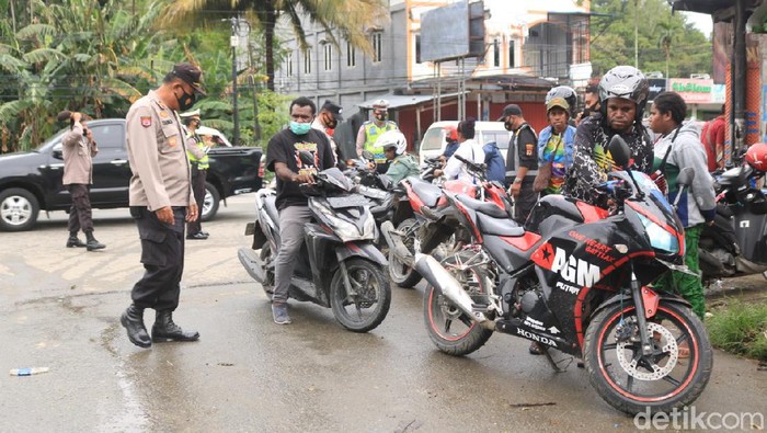 Polresta Jayapura Kota menggelar razia di 5 titik dan mengamankan 83 sepeda motor serta 2 buah sajam (dok istimewa)