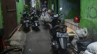 Selanjutnya, tidak boleh berkumpul lebih dari tiga orang, mengadakan kegiatan sosial dan membatasi peluang masuk wilayah maksimum jam delapan.