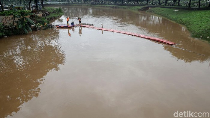 PPSU Bikin Kali Pesanggrahan Tetap Bersih di Musim Hujan Petugas Pekerja Penanganan Sarana dan Prasarana Umum (PPSU) terus berupaya membuat Kali Pesanggrahan tetap bersih bahkan di musim hujan.