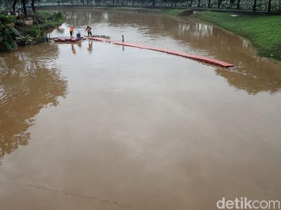 Cling! Kali Pesanggrahan Tetap Bersih di Musim Hujan