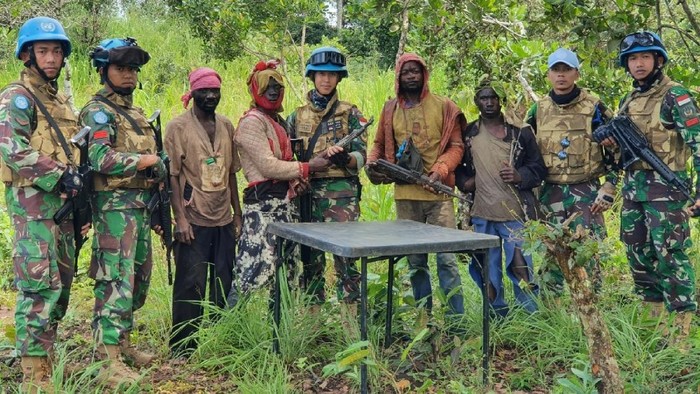 Prajurit TNI dengan anggota kelompok milisi di Kongo yang nenyerahkan diri
