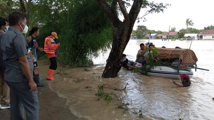 Proses evakuasi jenazah di tengah banjir di Bekasi (Dok Istimewa)