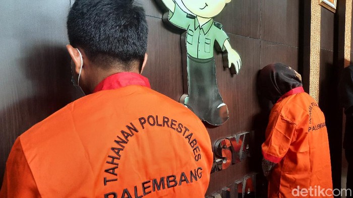 Real Pasutri di Palembang ditangkap Polrestabes Palembang karena menawarkan jasa threesome (Syahbana/detikcom)