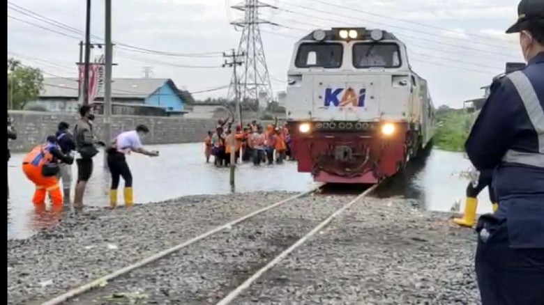 Rel yang ditinggikan imbas banjir Semarang sudah bisa dilewati kereta Rel yang ditinggikan imbas banjir Semarang sudah bisa dilewati kereta