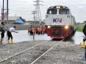 Rel Terendam Banjir, Perjalanan KA Jarak Jauh dari Jakarta Dibatalkan