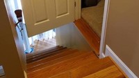 Letak ruangan di lantai atas ini sepertinya tidak memperhitungkan keselamatan penghuni rumah. Orang yang hendak ke atas bisa terbentur pintu jika tiba-tiba terbuka. Orang dari kamar juga bisa kapan saja jatuh.
