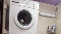 Letak mesin cuci di kamar mandi bisa saja berbahaya bagi penghuni rumah saat menggunakan kloset dan menyusahkan saat hendak mencuci baju.