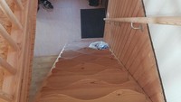 Desain tangga ini nampaknya bisa membuat penghuni rumah pusing, dampaknya juga akan membahayakan anak-anak.