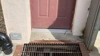 Kesalahan pada desain depan rumah ini ada pada pintu. Karena ada kotak surat, akan sulit untuk memasukan kunci pintu.