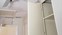 Desain lemari ini tidak memperhitungkan adanya kipas. Padahal bisa dibuat lebih rendah agar tidak menghalangi jalannya kipas di atas.
