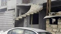 Tangga rumah ini dibuat bikin bingung orang yang melihatnya. Kemungkinan tangga ini belum selesai dibuat.