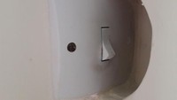 Letak saklar lampu ini sepertinya bisa diletakan di luar lubang itu agar lebih mudah  ditekan.