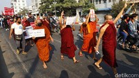 Mereka turun ke jalan dengan mengenakan pakaian khas biksu.
