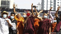 Mereka menolak kudeta oleh militer terhadap Aung San Suu Kyi.