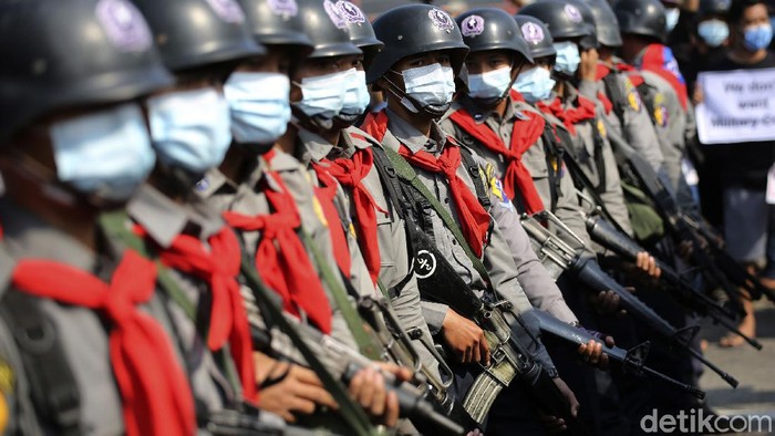 Demo menolak kudeta militer terus dilakukan di Myanmar. Kali ini demo tersebut diikuti oleh sejumlah biksu.