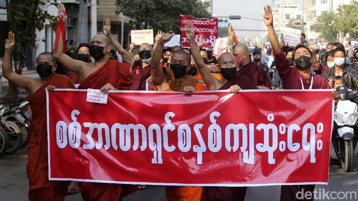Saat Biksu Ikut Turun ke Jalan Tolak Kudeta di Myanmar Demo menolak kudeta militer terus dilakukan di Myanmar. Kali ini demo tersebut diikuti oleh sejumlah biksu.