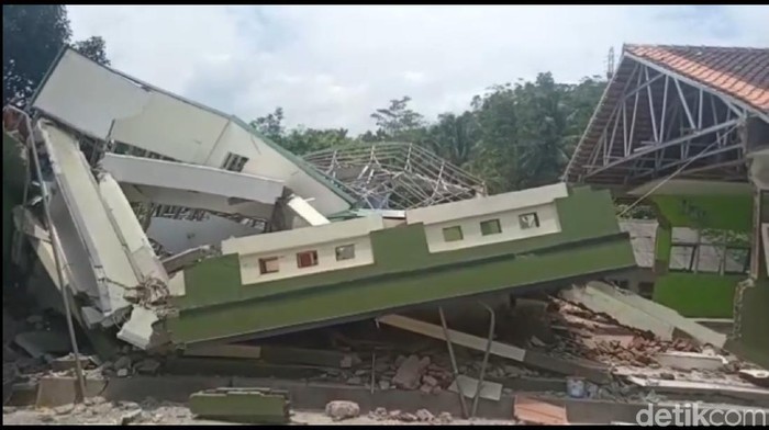 Bangunan SD ambruk akibat pergerakan tanah di Kabupaten Tasikmalaya, Jawa Barat, Selasa (9/2/2021).