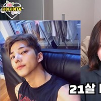 Selagi melihat dan menjelaskan foto-foto itu, ia pun mengakui sendiri bahwa dulu wajahnya ganteng dan banyak disukai wanita. Ketika aku masih sekolah, banyak murid perempuan meminta nomor teleponku. Foto: Instargam/YouTube Sia