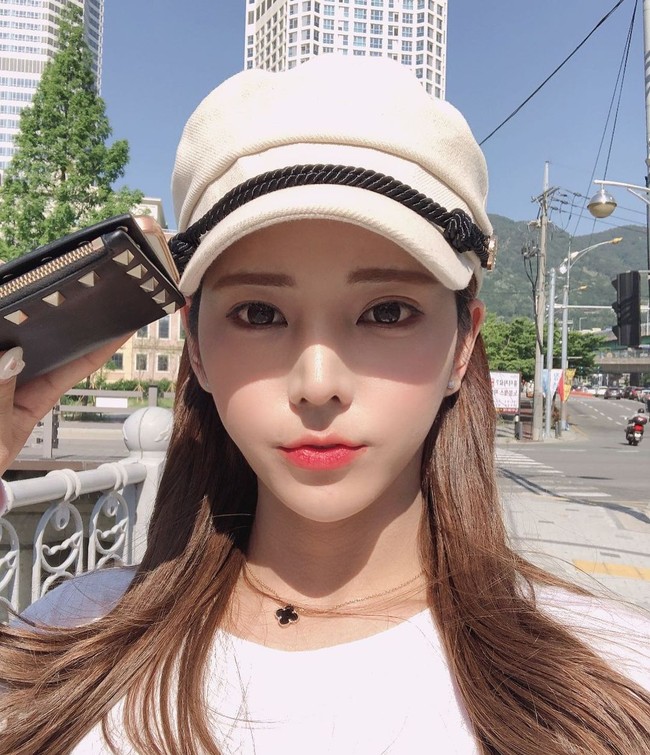 Punya penampilannya yang cantik dan feminin siapa yang menduga jika YouTuber itu pernah memiliki fisik yang maskulin. Bukan hanya punya wajah tampan, terungkap jika dulu ia adalah pria berbadan kekar. Karenanya, netizen terkejut saat melihat penampilannya yang dulu tampan dari video yang sudah cukup lama diunggahnya.Foto: Instagram @jinsia95