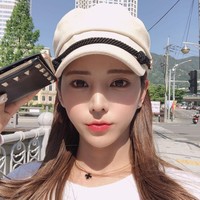 Punya penampilannya yang cantik dan feminin siapa yang menduga jika YouTuber itu pernah memiliki fisik yang maskulin. Bukan hanya punya wajah tampan, terungkap jika dulu ia adalah pria berbadan kekar. Karenanya, netizen terkejut saat melihat penampilannya yang dulu tampan dari video yang sudah cukup lama diunggahnya.Foto: Instagram @jinsia95