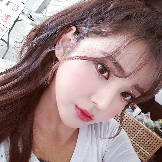 Meski sudah dikenal sebagai seorang transgender, tak banyak yang tahu penampilannya sebelum menjadi sebagai pria. Dalam sebuah video yang belakangan jadi viral, Sia pun menunjukkan foto dan cerita mengenai masa lalunya yang membuat banyak orang terkejut. Foto: Instagram @jinsia95