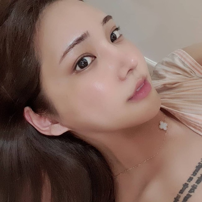 Waw, dia benar-benar diberkati dengan visual luar biasa, Dia bisa saja menjadi seorang idol, Dulu dia ganteng ketika jadi pria dan sekarang dia cantik ketika jadi wanita, tulis para netizen. Foto: Instagram @jinsia95