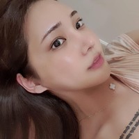 Waw, dia benar-benar diberkati dengan visual luar biasa, Dia bisa saja menjadi seorang idol, Dulu dia ganteng ketika jadi pria dan sekarang dia cantik ketika jadi wanita, tulis para netizen. Foto: Instagram @jinsia95