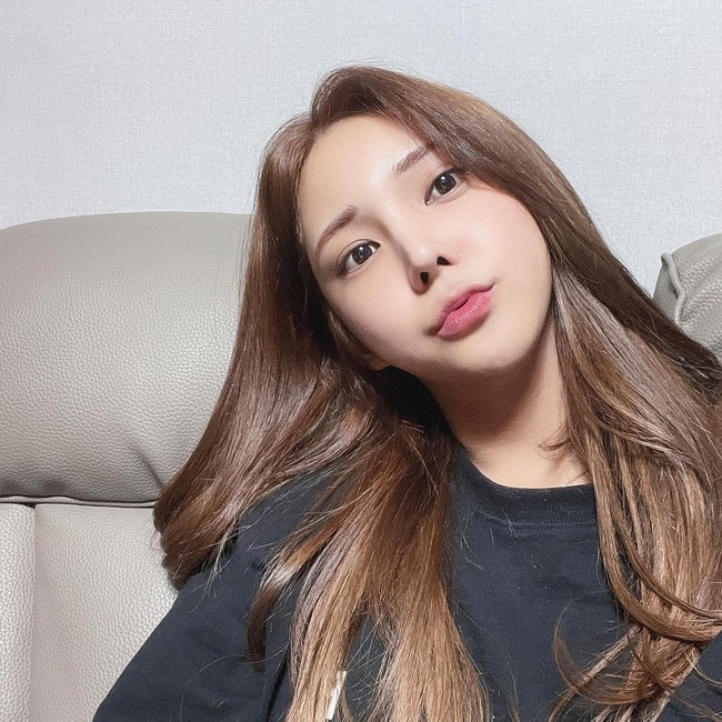 Di Instagram, Sia juga cukup populer. Ia sering membagikan foto-foto selfie atau OOTD cantik. Karena itu, orang-orang terkejut melihat betapa gantengnya dia dulu. Foto: Instagram @jinsia95