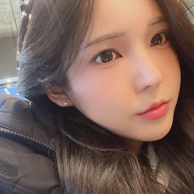 Selain wajahnya, Sia juga sempat mengaku jika dulu ia bekerja di sebuah agensi real estate. Foto: Instagram @jinsia95