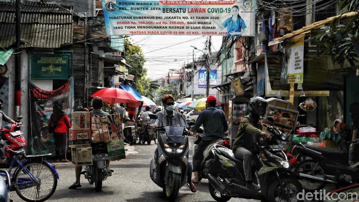 PPKM mikro atau Pemberlakuan Pembatasan Kegiatan Masyarakat skala desa/kelurahan sudah diterapkan. Yuk lihat suasana RW Zona Merah kawasan Sunter Jaya, Jakut.
