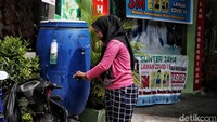 Berbagai persiapan telah dilakukan oleh RW yang masuk zona merah itu. Sejumlah fasilitas penerapan prokes telah terpasang di sejumlah titik, seperti tempat cuci tangan.