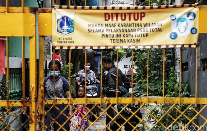 PPKM mikro atau Pemberlakuan Pembatasan Kegiatan Masyarakat skala desa/kelurahan sudah diterapkan. Yuk lihat suasana RW Zona Merah kawasan Sunter Jaya, Jakut.