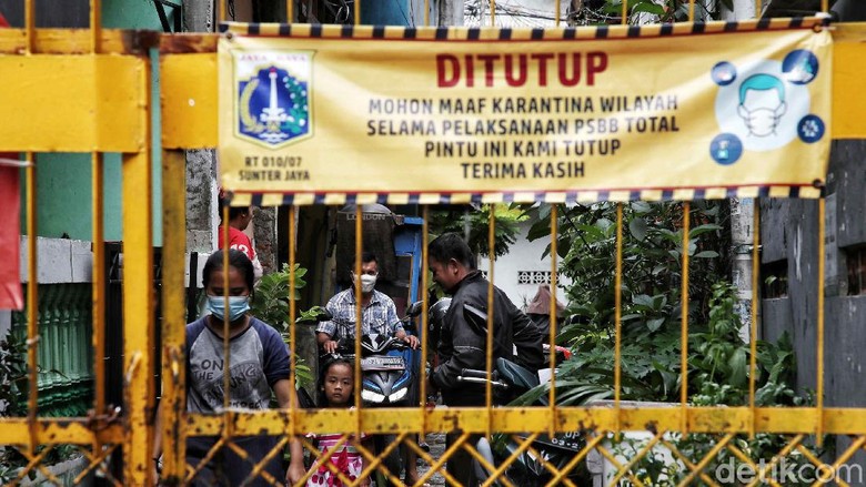 Suasana RW Zona Merah di Tengah Penerapan PPKM Mikro PPKM mikro atau Pemberlakuan Pembatasan Kegiatan Masyarakat skala desa/kelurahan sudah diterapkan. Yuk lihat suasana RW Zona Merah kawasan Sunter Jaya, Jakut.